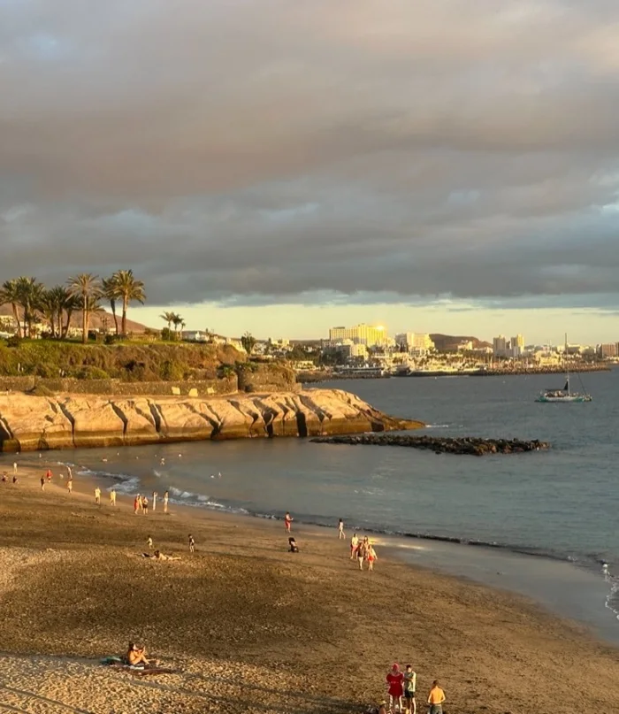 Primera luz dorada sobre la playa y las rocas del sur de Tenerife