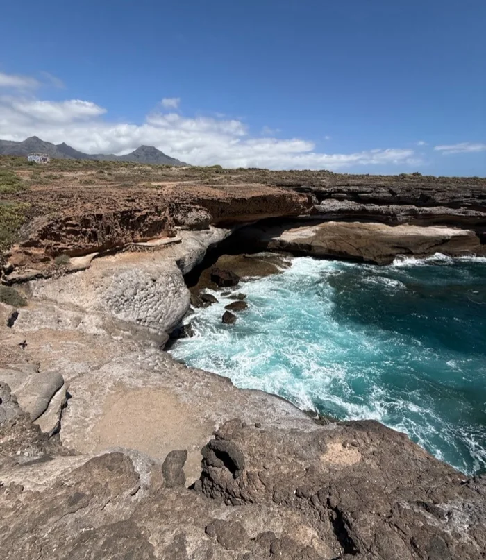 El Atlántico turquesa entre rocas volcánicas al mediodía
